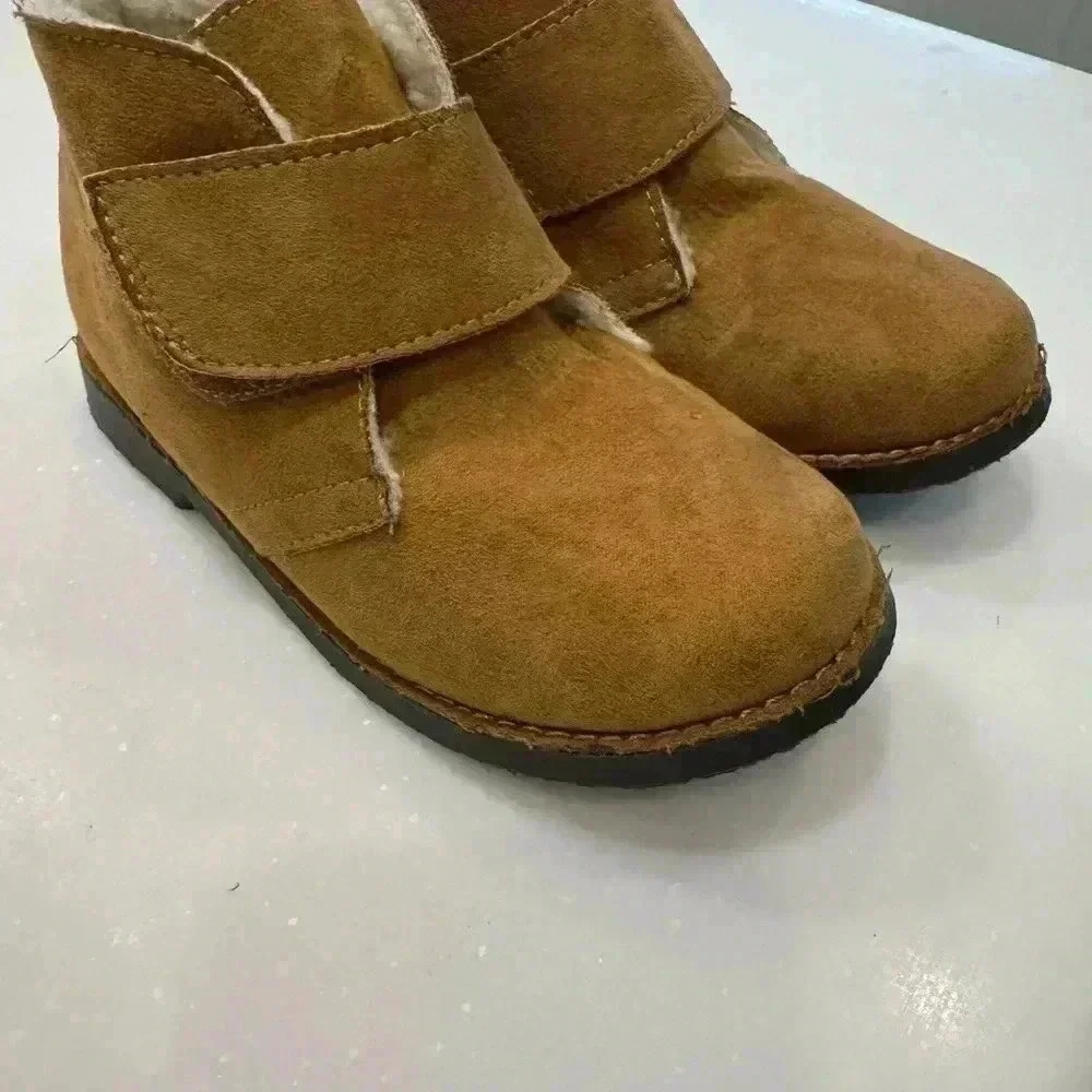 Kenneth Cole reaction unisex chukka boots. Brown suede size 9